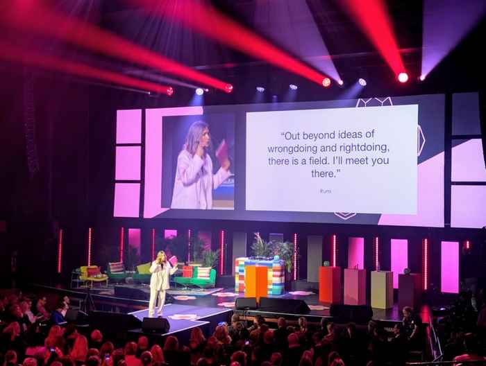 Emma Stenström tijdens haar presentatie over het belang van denken vanuit meerdere perspectieven.